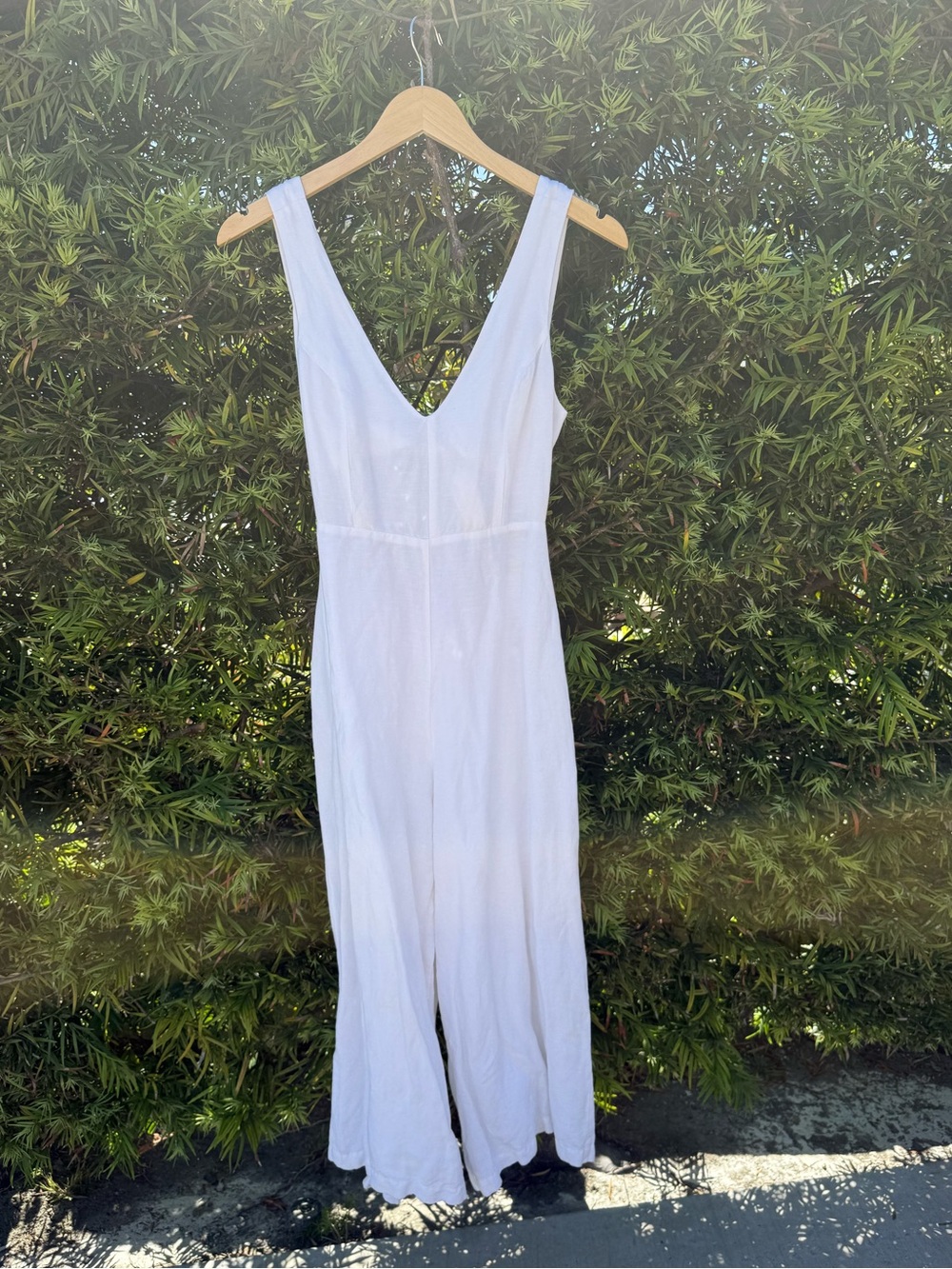 Amuse Society White V-Neck Sleeveless Jumpsuit